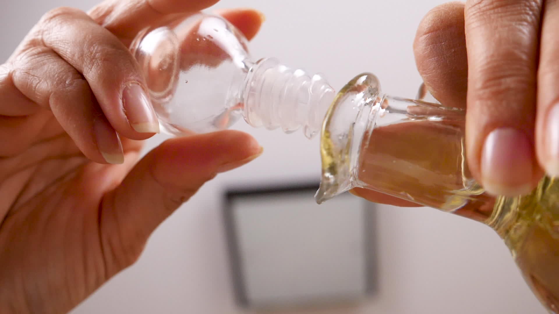 油和油滴在瓶子的下角打开视频的预览图