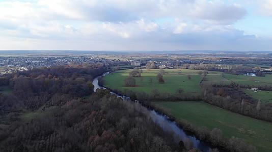 美丽的田野美丽的法国乡村无人机和河流在空中的顶部视图视频的预览图