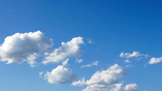 蓝天清除美丽的云空间美丽的时光流逝视频的预览图