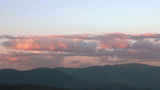 红色紫色橙色蓝色粉红色日落天空和云之间的间隔视频的预览图