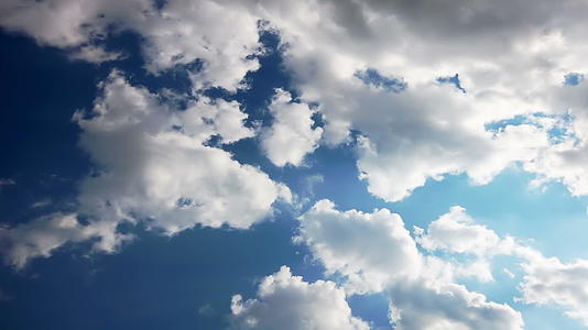 蓝天清除美丽的云空间时间间隔视频的预览图