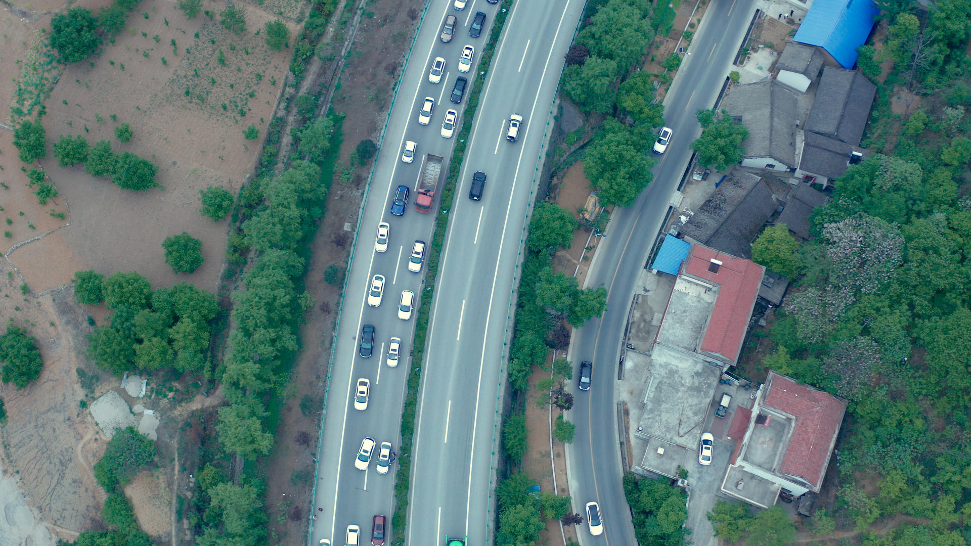 高速公路堵车4K航拍视频的预览图