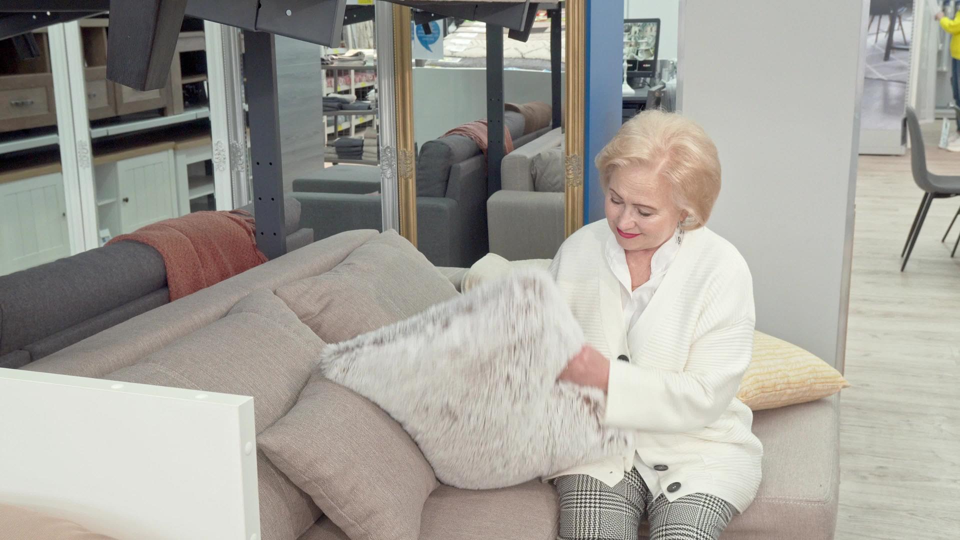 快乐的老年妇女在家具店为客厅选择坐垫视频的预览图