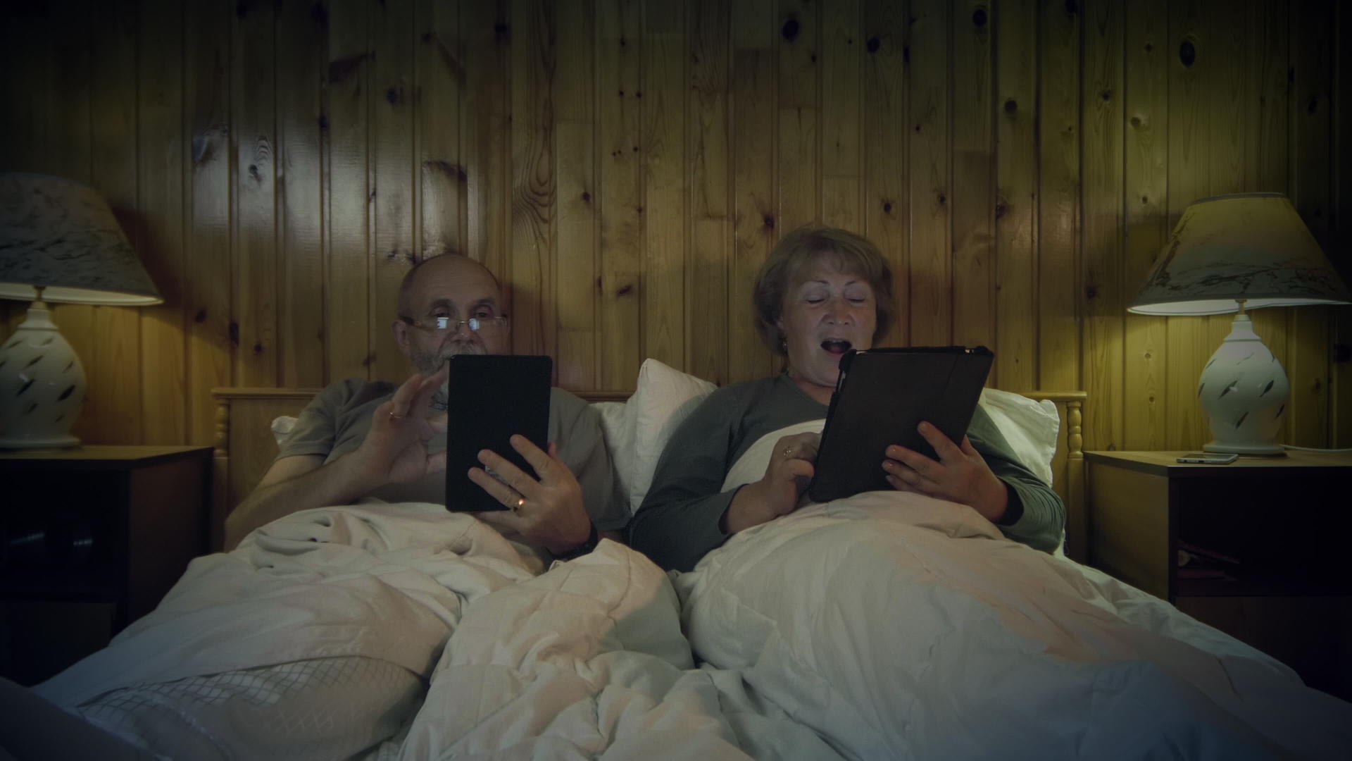老夫妇在床上看书视频的预览图