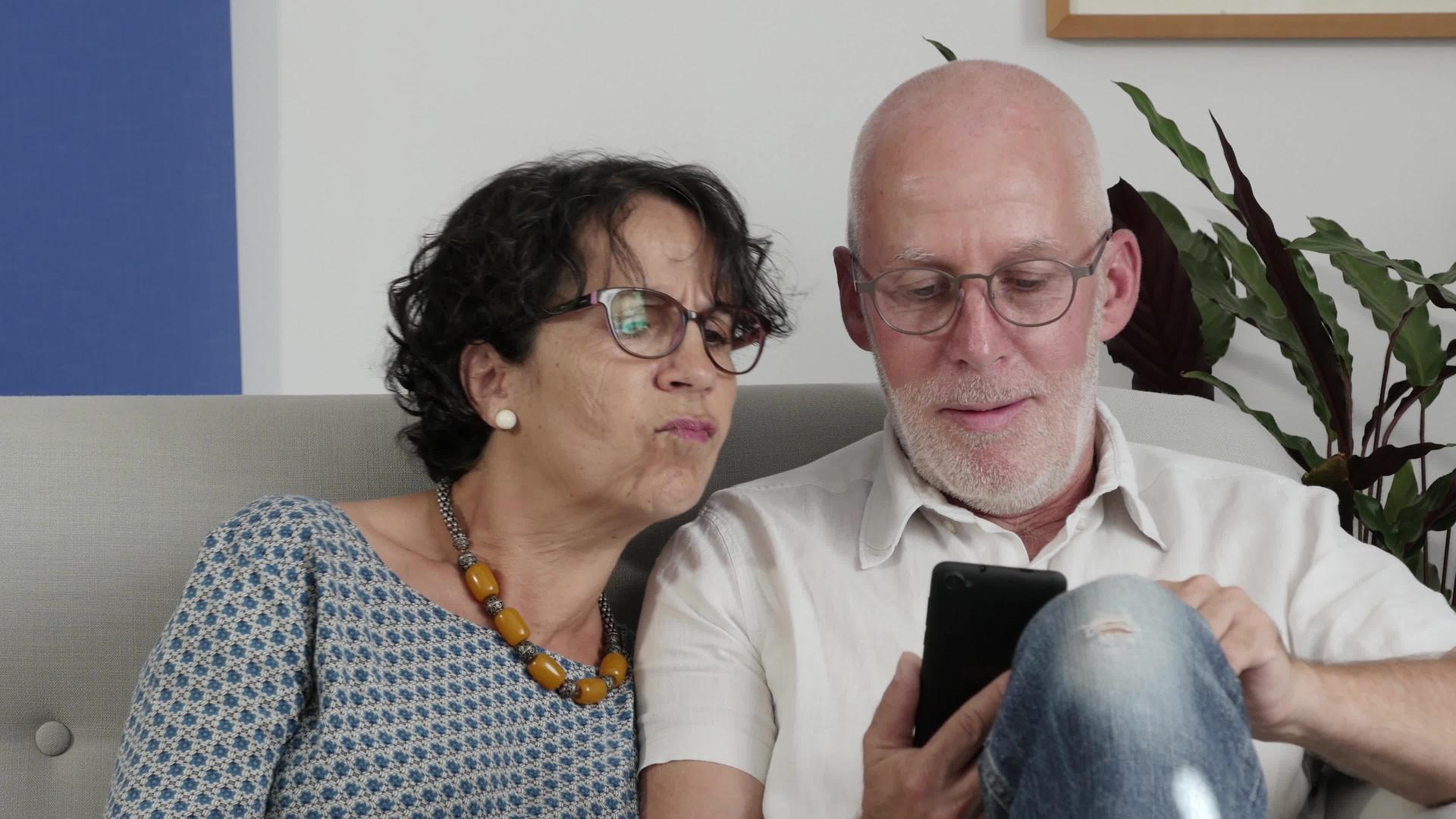 老年夫妇用智能手机微笑视频的预览图