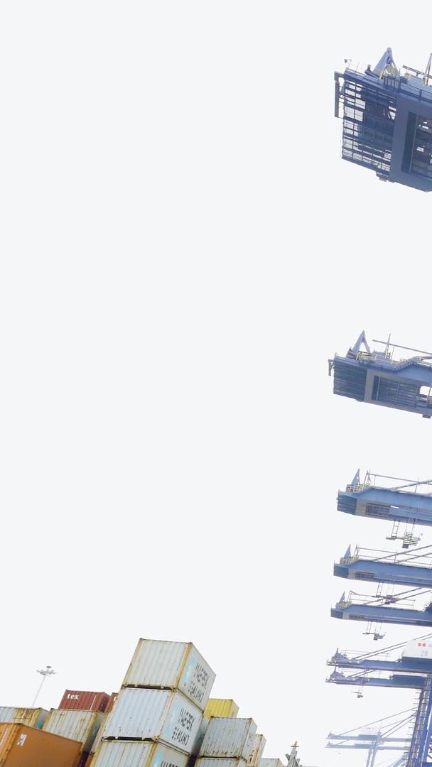 实拍港大型起重机吊装设备视频的预览图