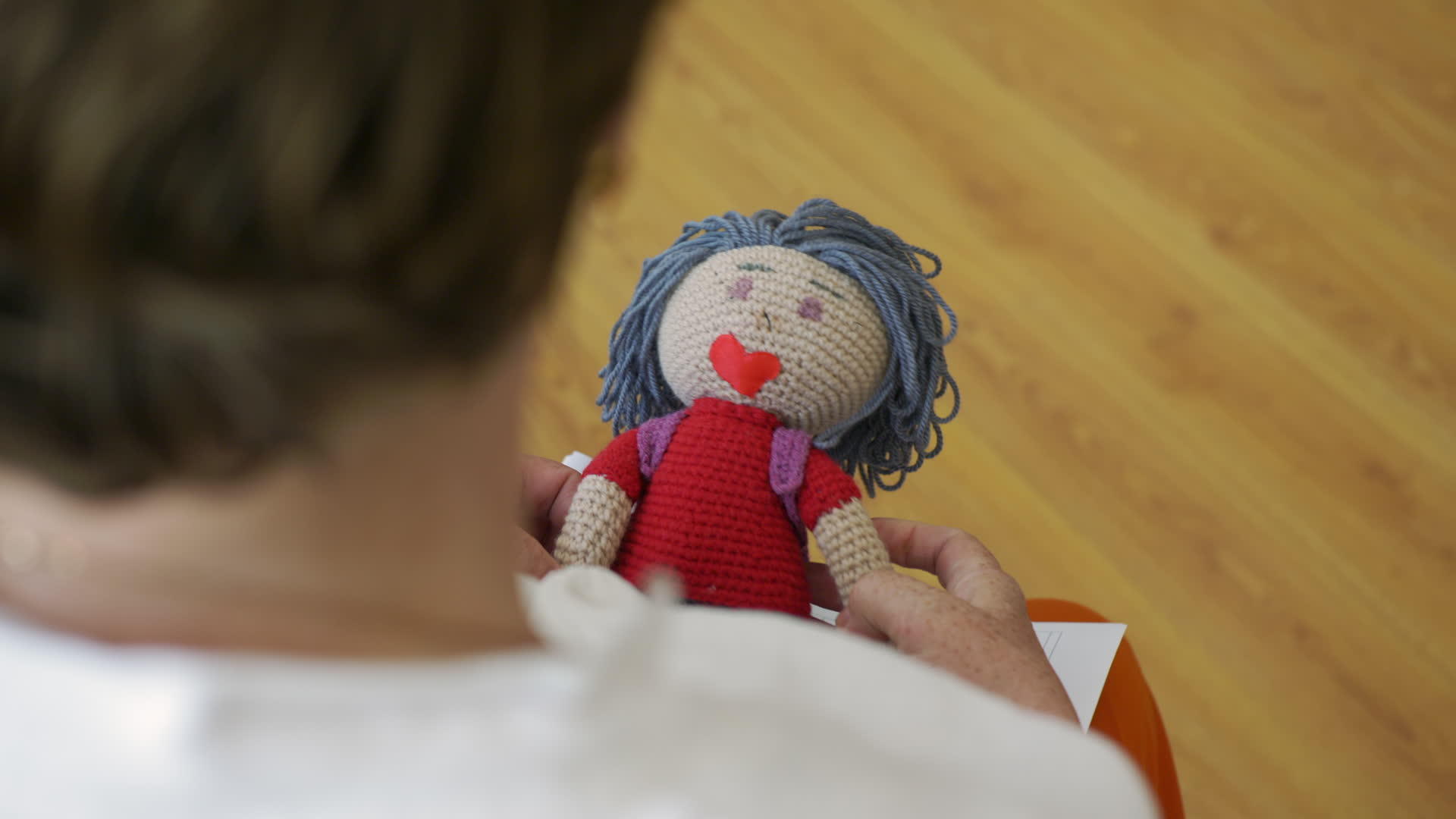 高级女性手里拿着一个针织娃娃关掉了一个手工制作的娃娃视频的预览图