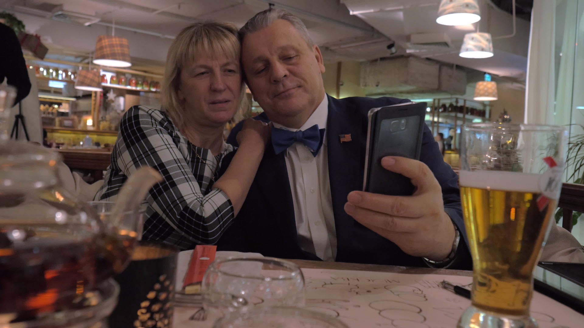 这对老夫妇在餐馆里自拍了自己的老家庭伴侣视频的预览图