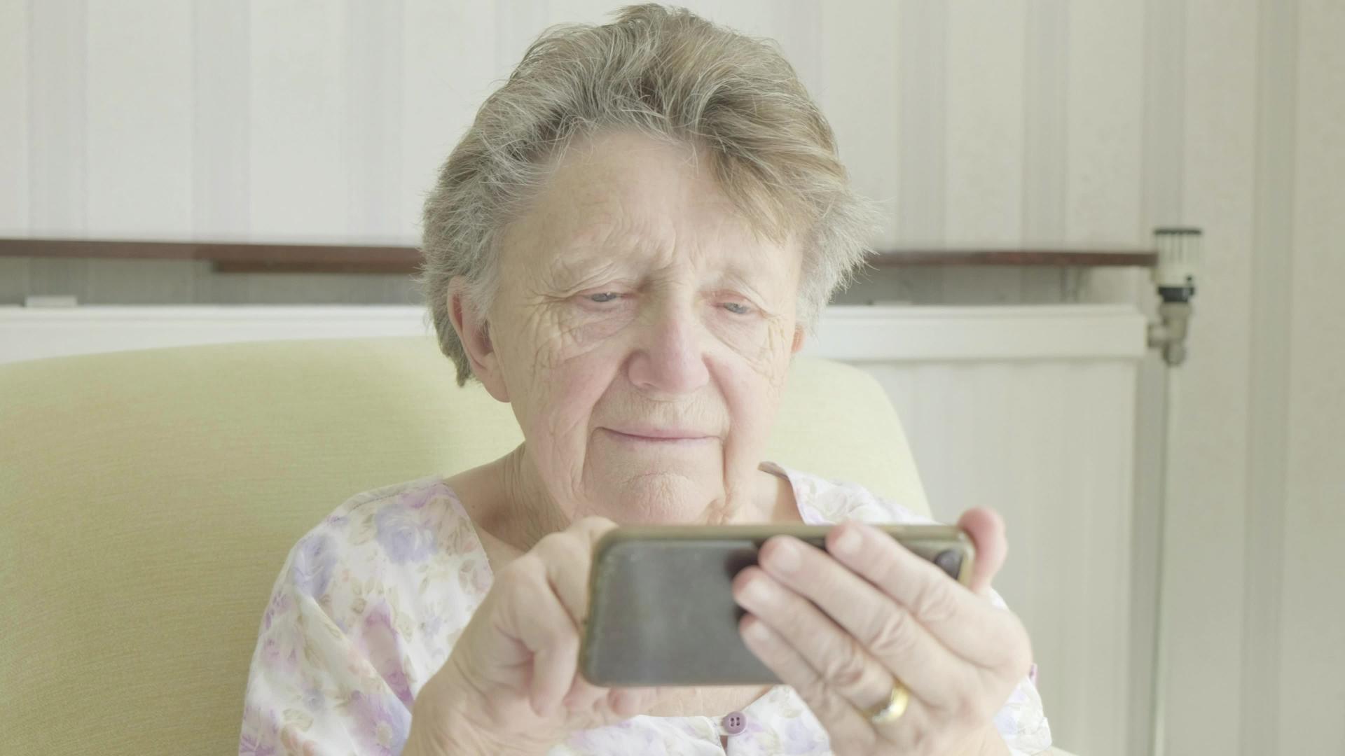 使用智能手机的老年妇女视频的预览图
