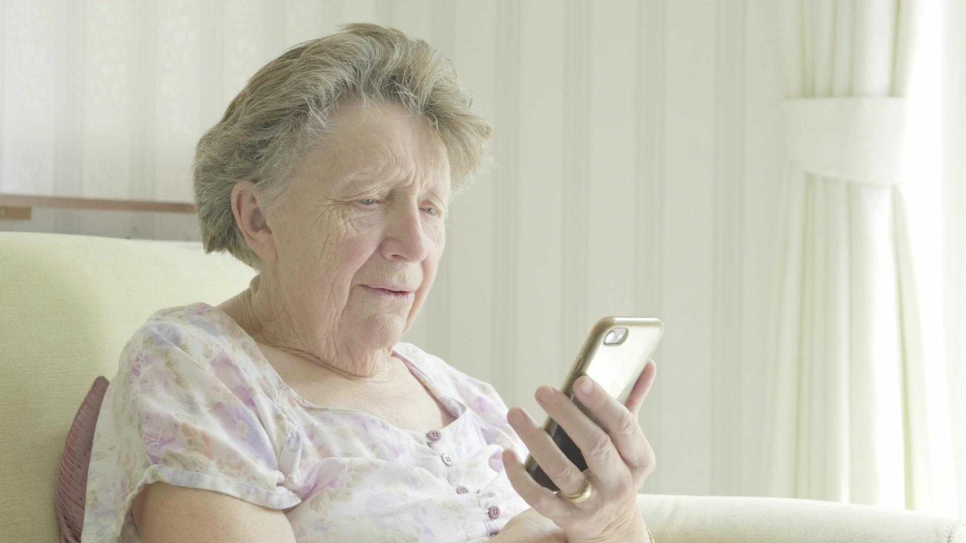 使用智能手机的老年妇女视频的预览图