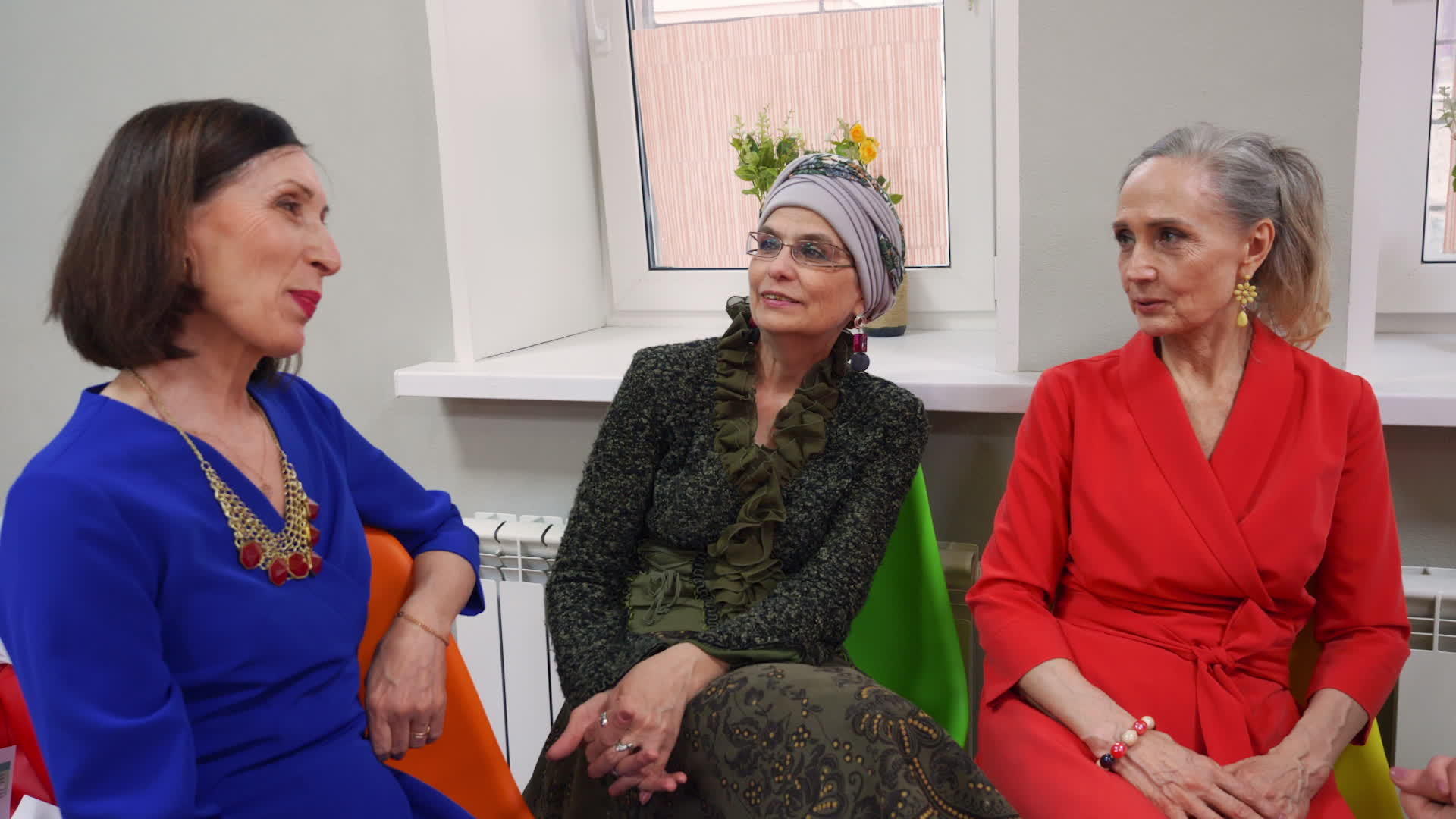 三名高级女谈者静静地坐着放松气氛视频的预览图