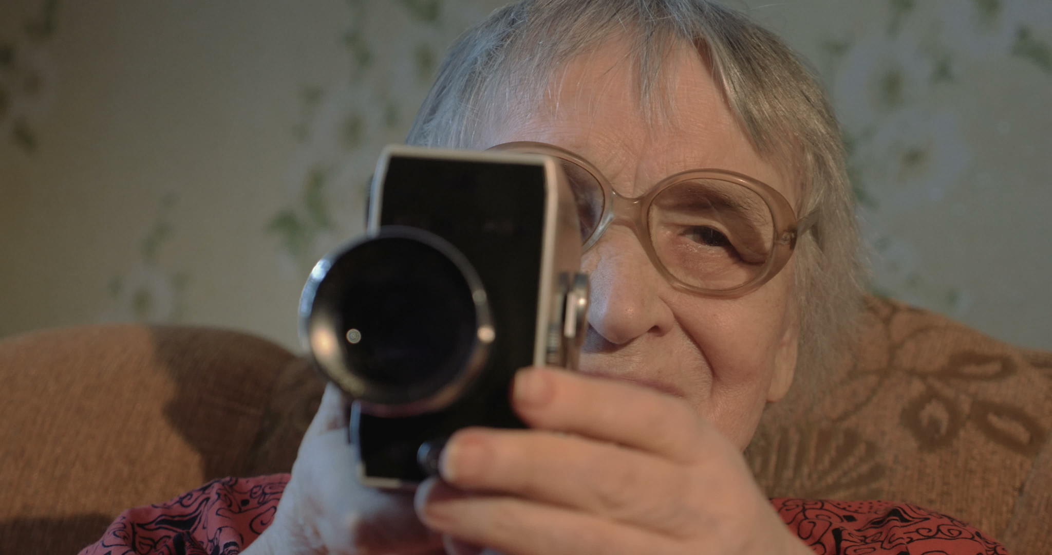 家里有带反老化相机的老年妇女视频的预览图