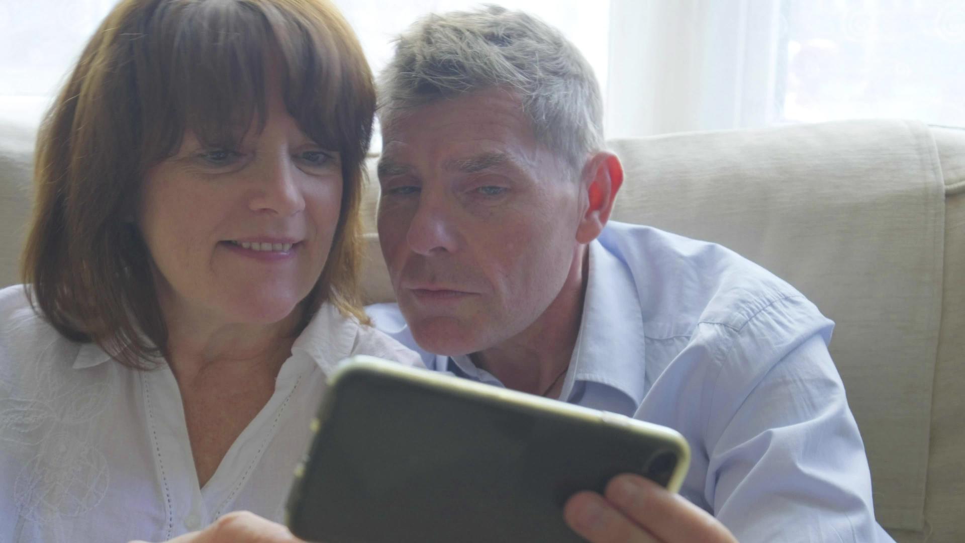 现代浪漫的老年夫妇在智能手机上自拍视频的预览图