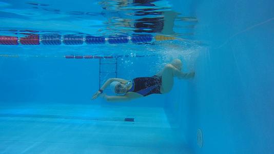 4K运动员泳池水底蹬壁素材视频的预览图