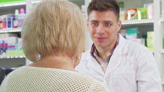 买药后一个大龄女子在镜头前对着镜头微笑视频的预览图