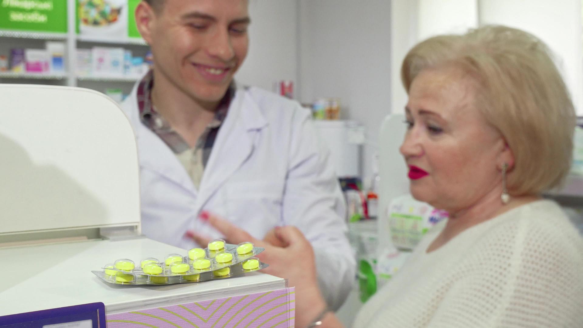 喜乐药剂师为老年女性客户提供药丸和药物视频的预览图