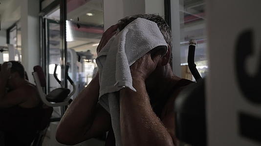 在健身房锻炼后出汗的男人视频的预览图
