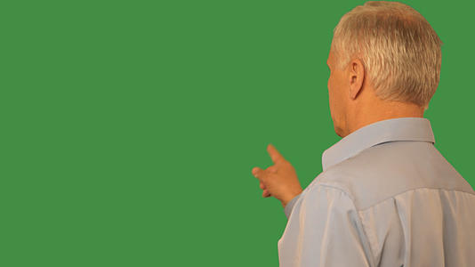 老人用手指在透明的绿色背景上滑动成熟的男人视频的预览图