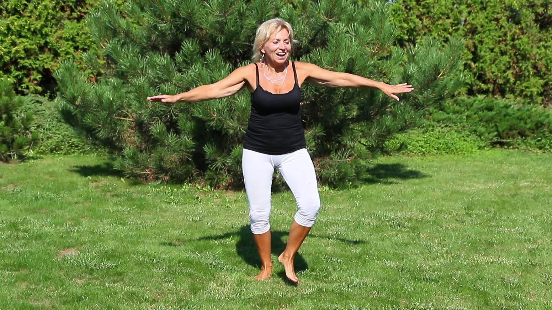 有吸引力的成年女性是有氧健身教练视频的预览图
