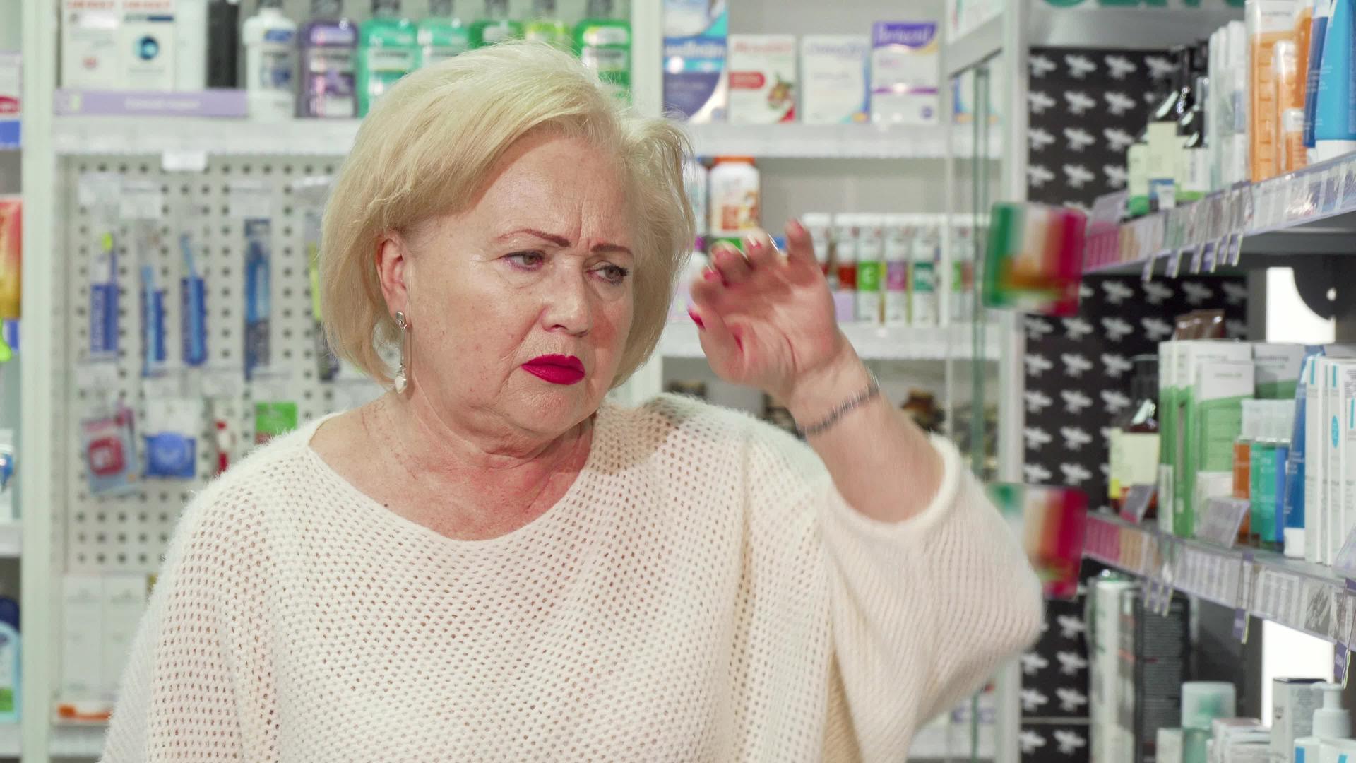 在当地药店寻找生病的老年妇女视频的预览图