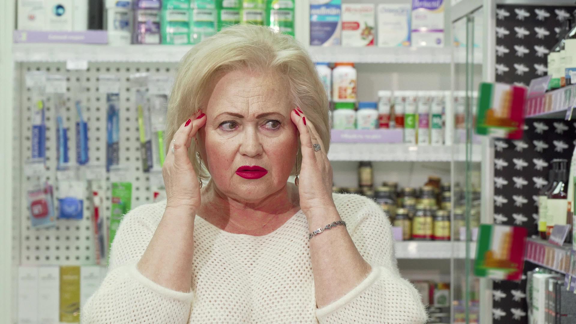 老人头痛在药店找药的老妇人视频的预览图