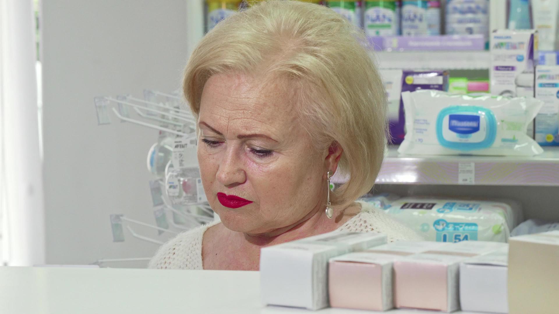 高级优雅高贵的女性在药店购买化妆品视频的预览图