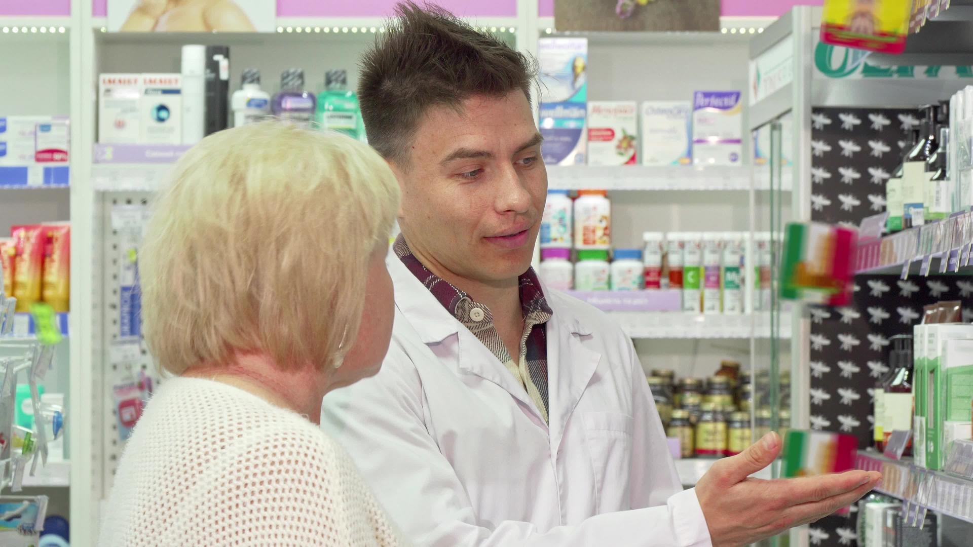 快乐男药师帮助老年女性顾客视频的预览图