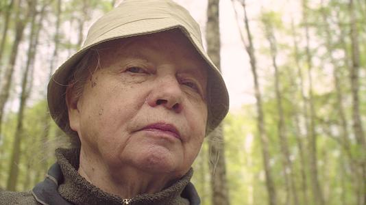 高级女性对森林肖像的第一视角视频的预览图