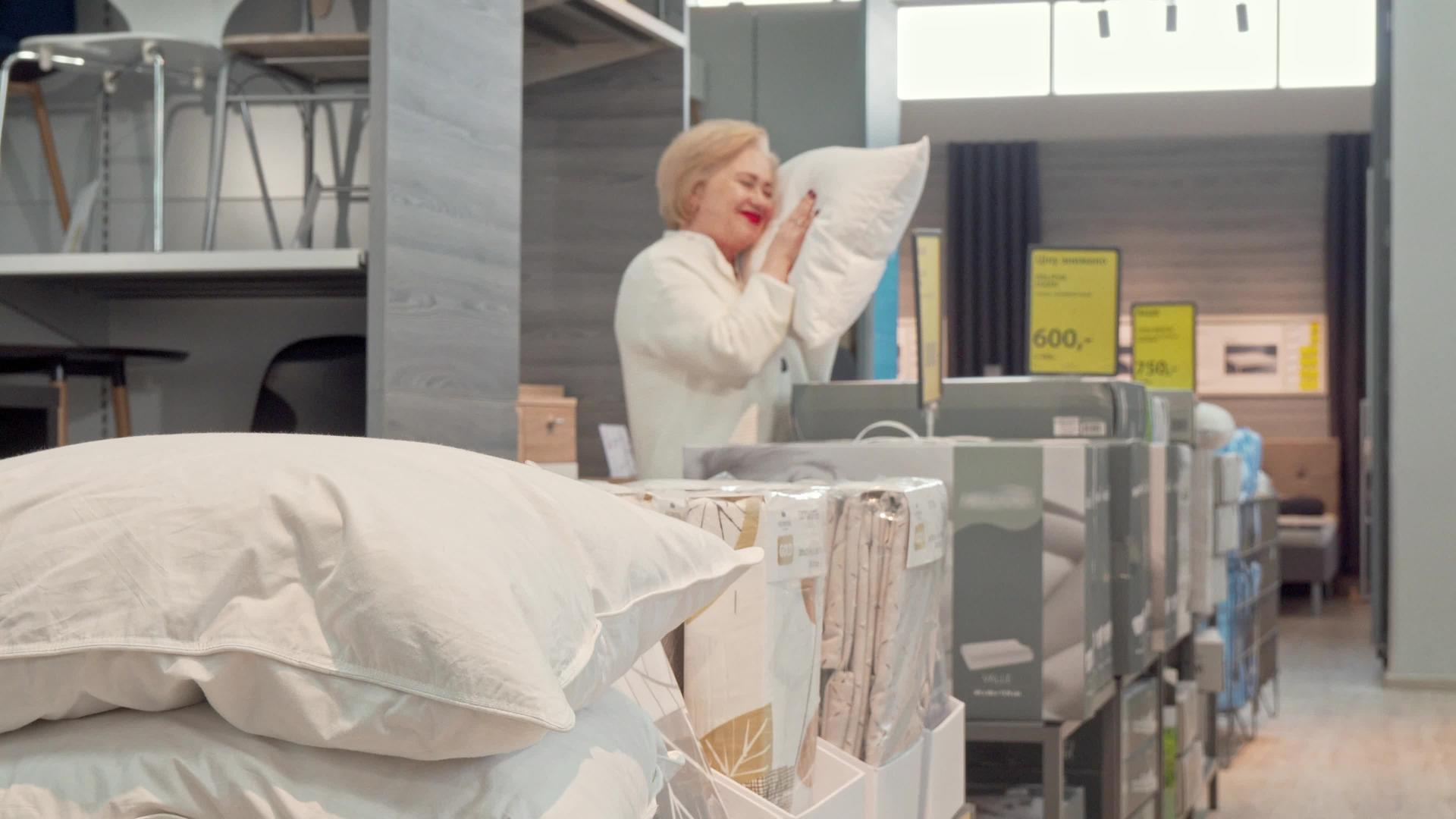 高级女性顾客在家具店选择新的整形枕头视频的预览图