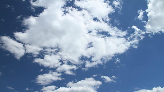 白云在天空中消失视频的预览图