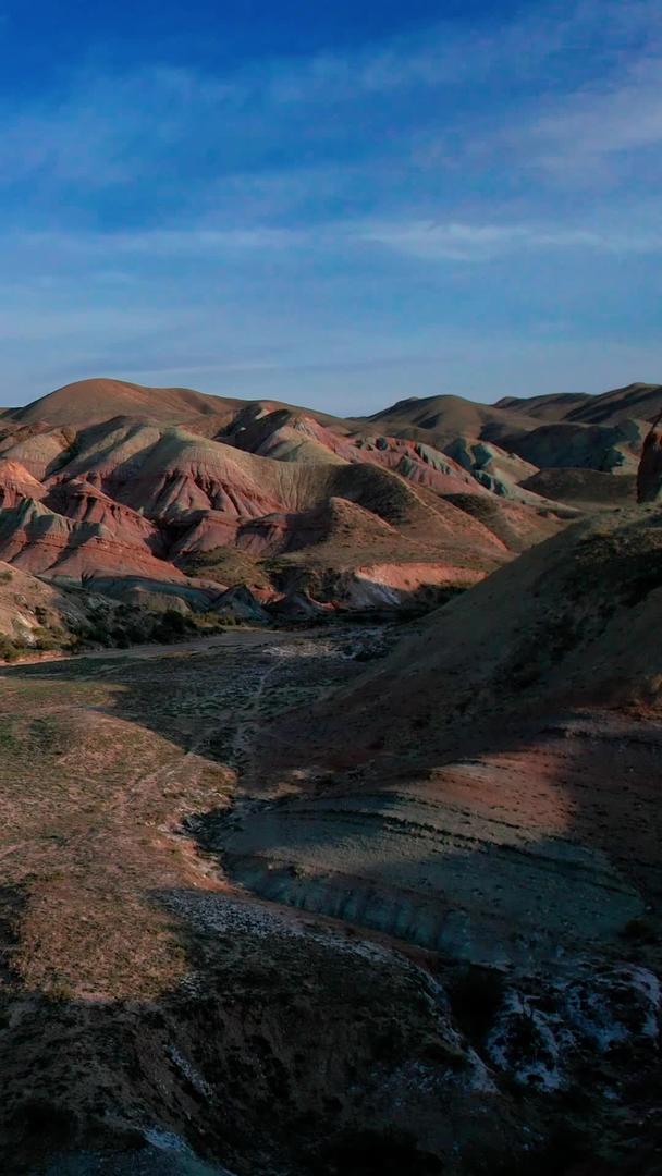 新疆硫磺沟丹霞在航拍阳光下的视频视频的预览图