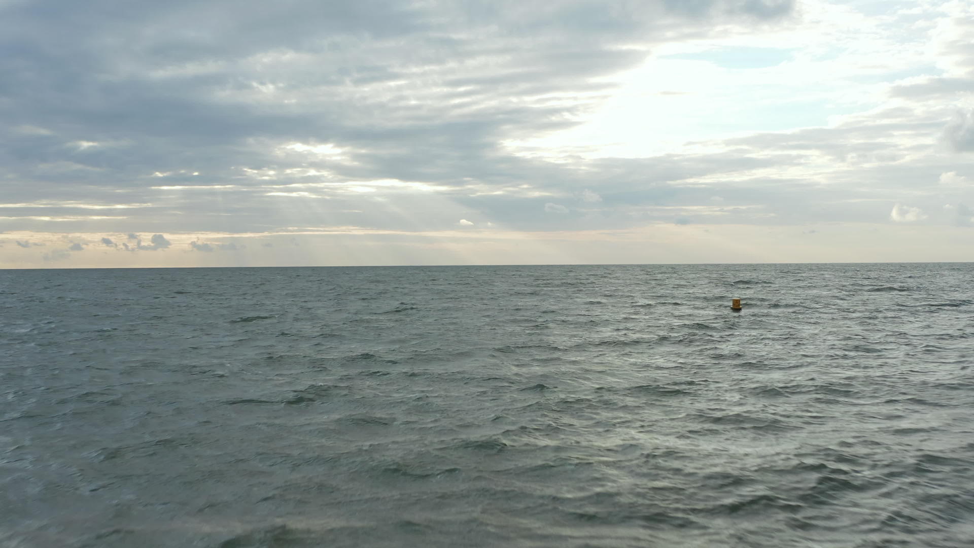 黄色浮标在海中远处有一个日落的云在空中向前4公里视频的预览图