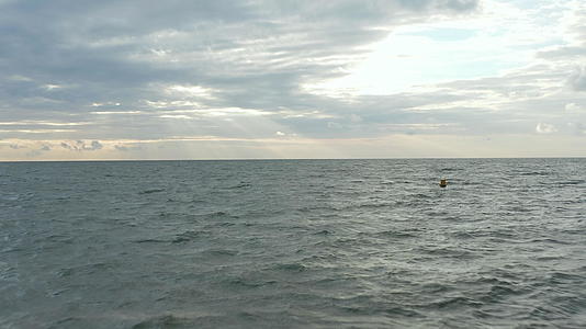 黄色浮标在海中远处有一个日落的云在空中向前4公里视频的预览图