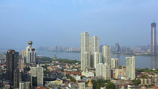 航拍武汉汉口江滩和长江风光视频的预览图