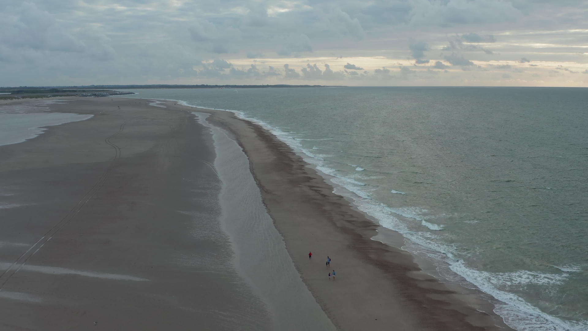 在多云的一天我们一起在沙滩上走过空中倾斜下降了4公里4公里视频的预览图