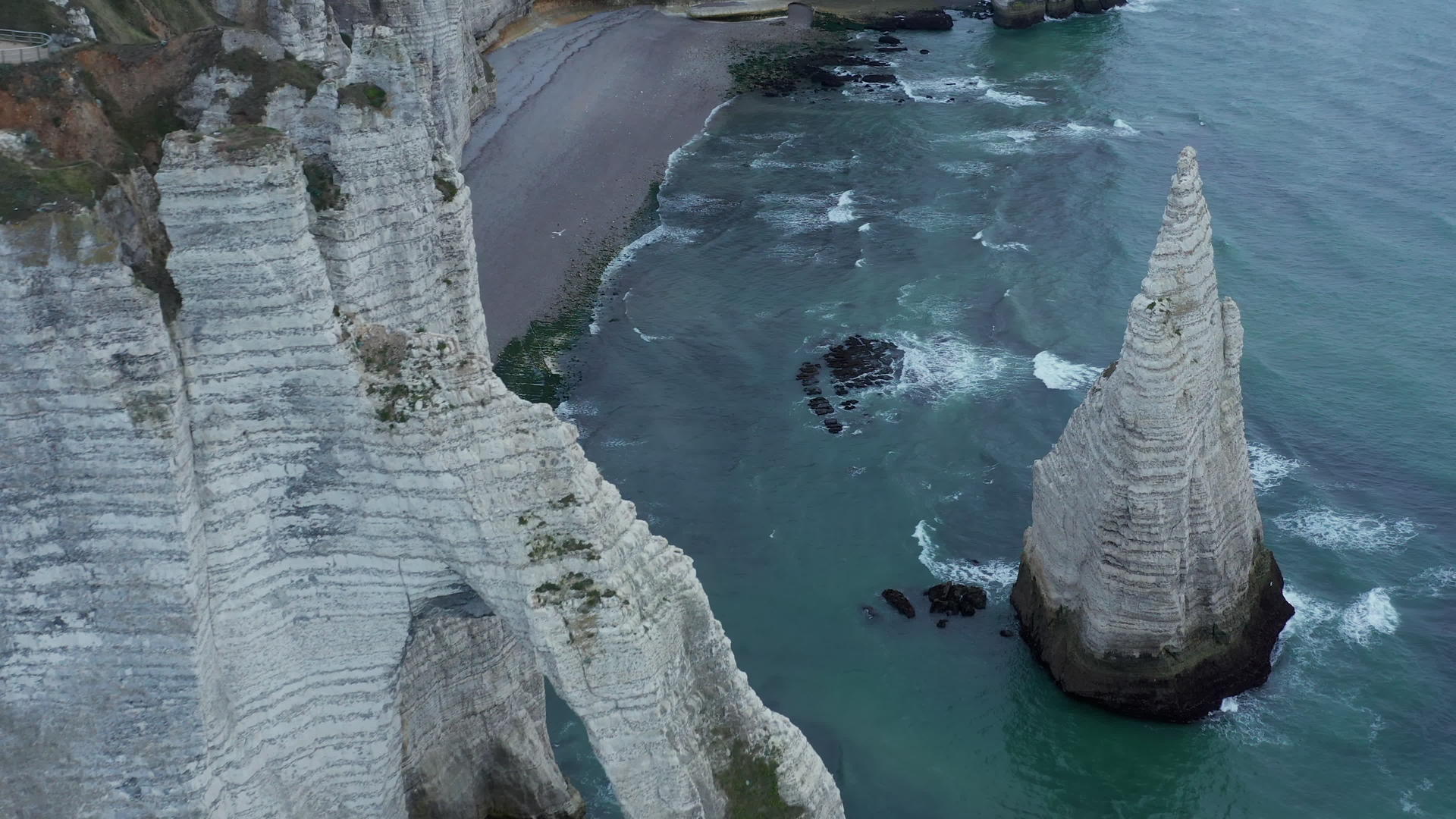 当海鸥飞行4公里时风向方朗朗的顶部悬崖拱门在空中飞行4公里视频的预览图