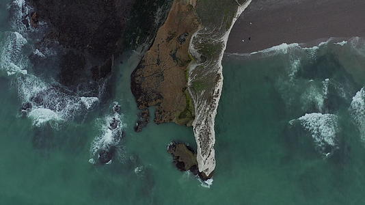 空中无人飞机在深蓝海4公里处观察悬崖视频的预览图
