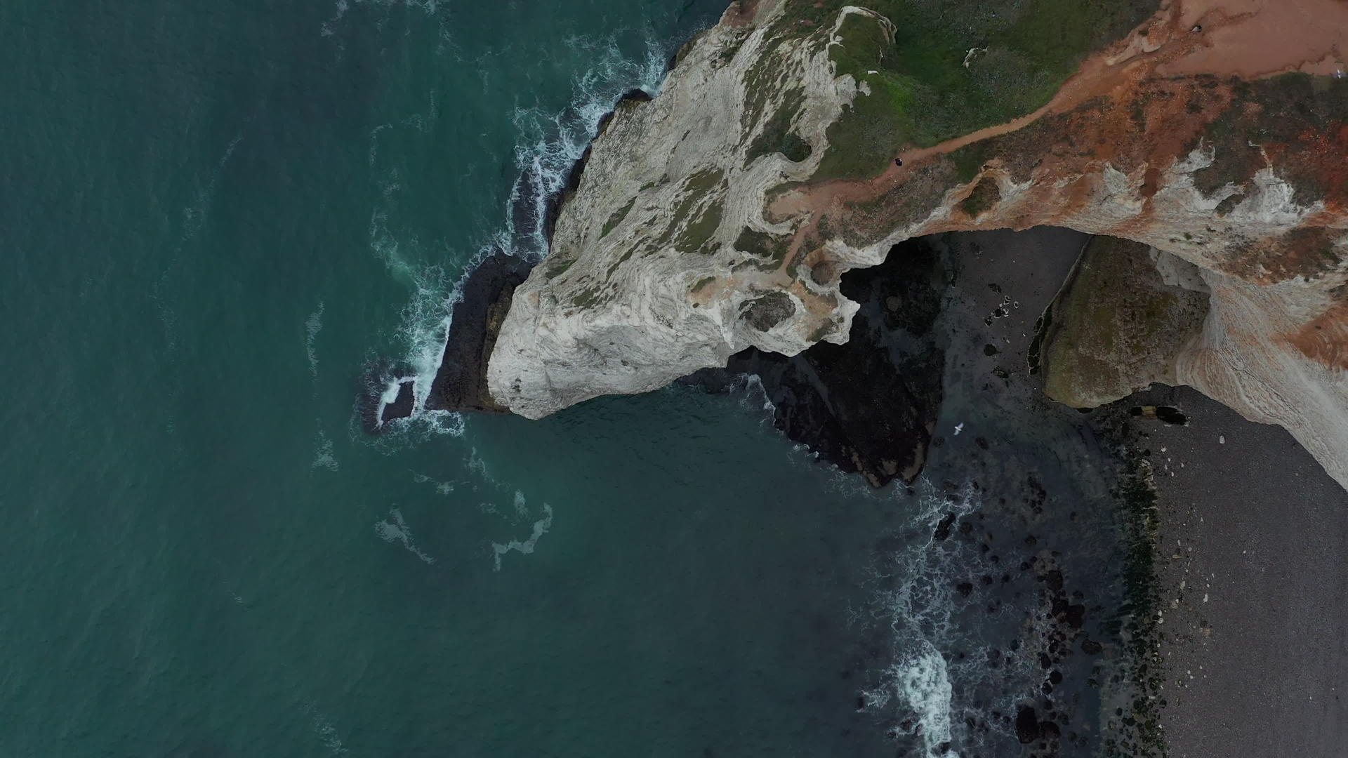冷鸟的眼睛向下俯冲高视天顶悬崖和深蓝色的海浪视频的预览图
