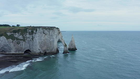 在阴天拍摄著名的埃特尔塔悬崖和Ruff海浪在空中前进视频的预览图