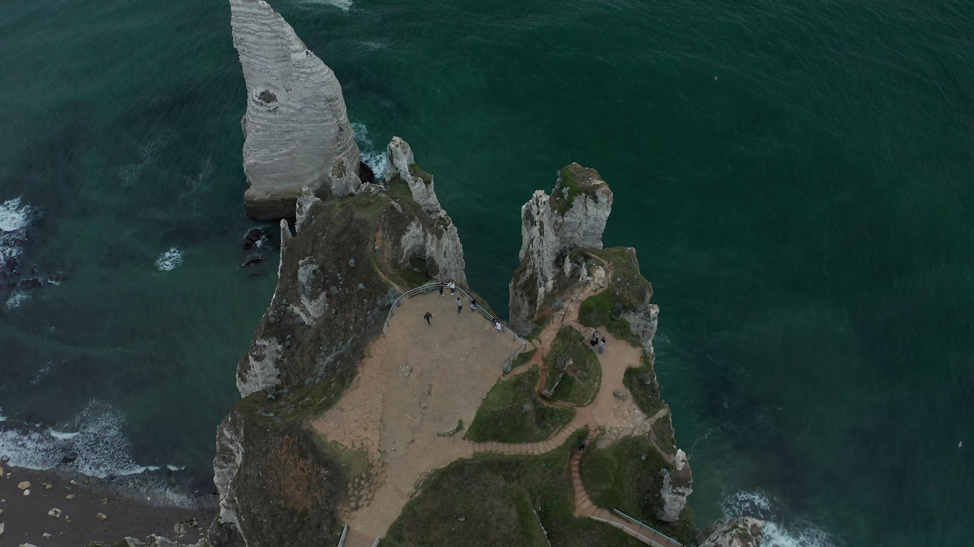 仰望天台悬崖上方平台的游客在空中向下倾斜k视频的预览图