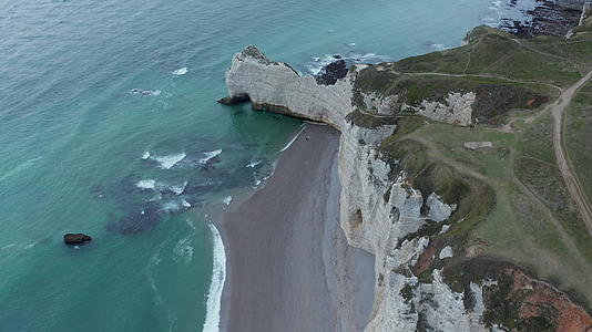 海岸线和海浪4k上面的海鸥俯视鸟眼4公里视频的预览图