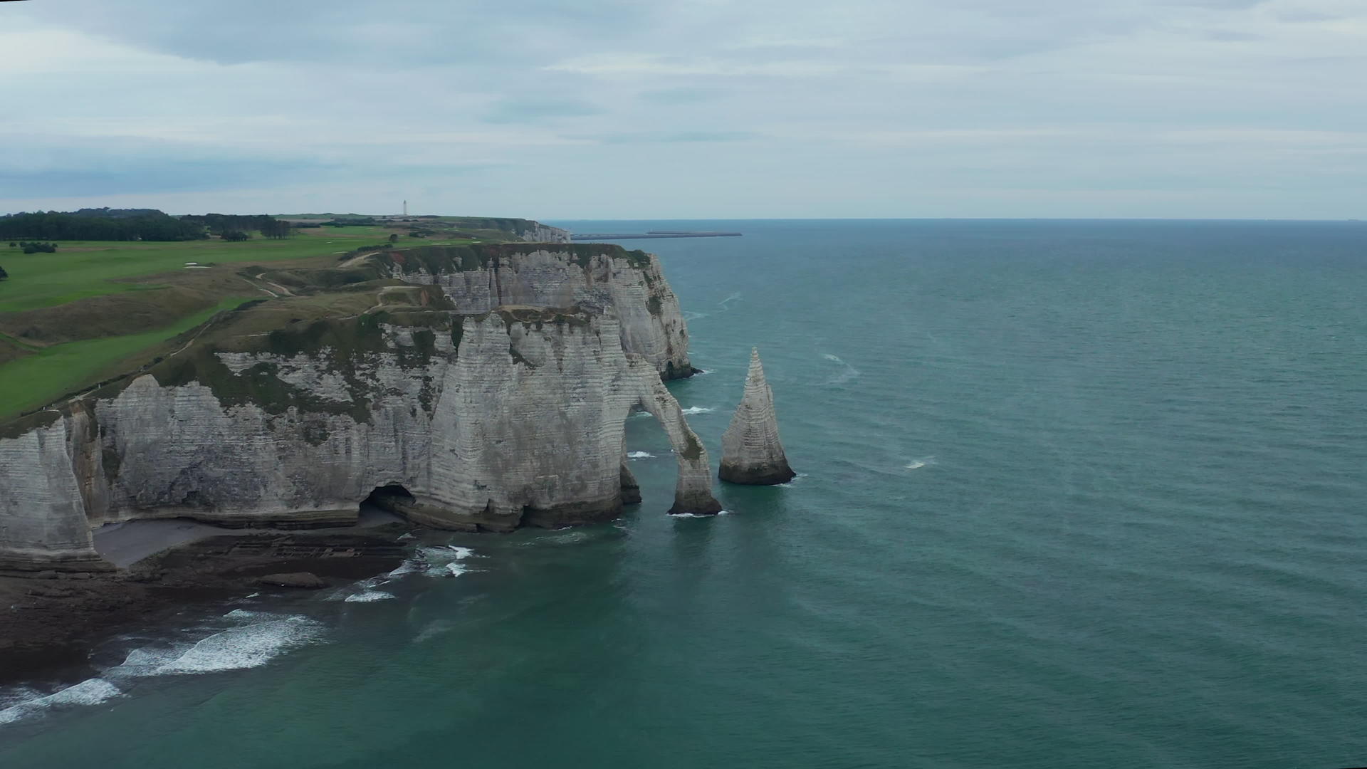 以4k深蓝色的海洋在高覆盖日被顶部悬崖拱门包围视频的预览图