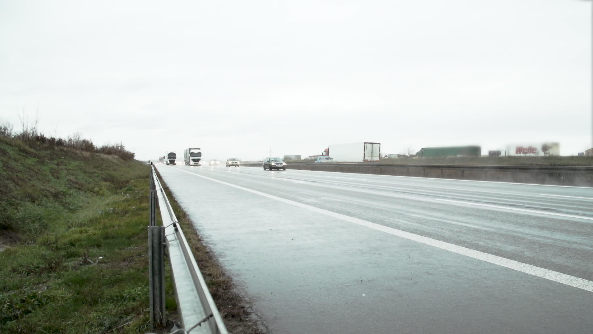 雨中交通高速公路视频的预览图