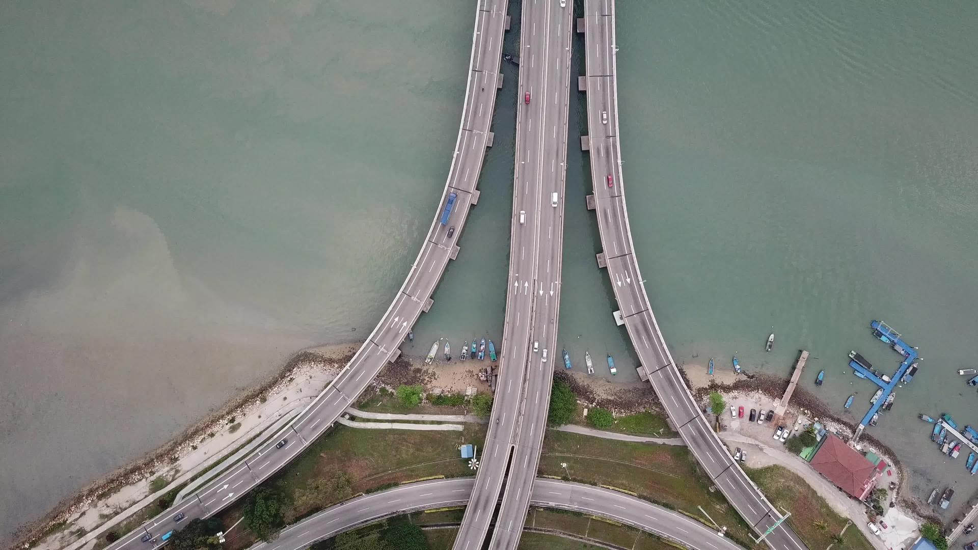 在空中观看汽车交通分支ang桥高速公路视频的预览图