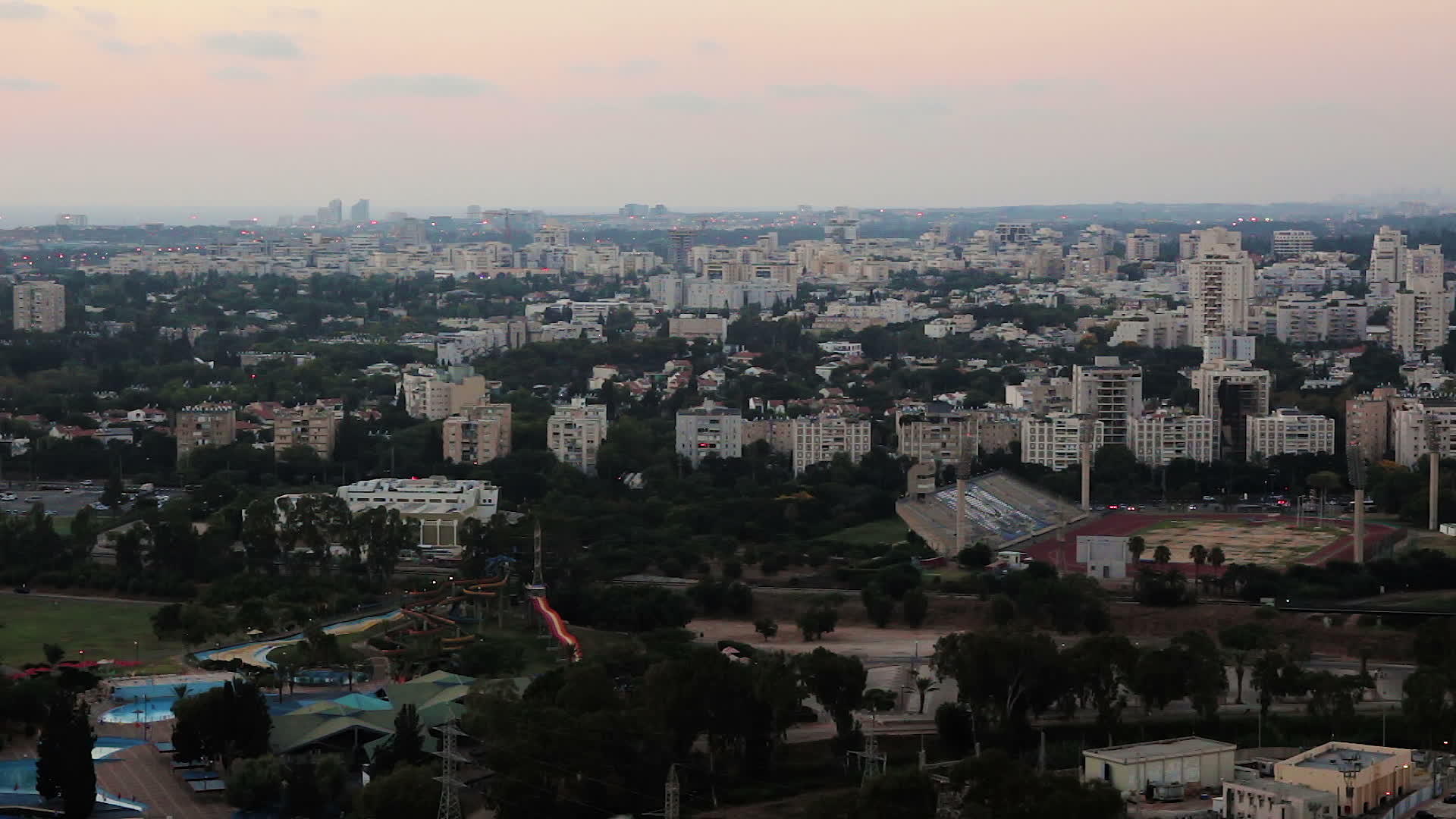 北端空中观察电话Aviv街区视频的预览图
