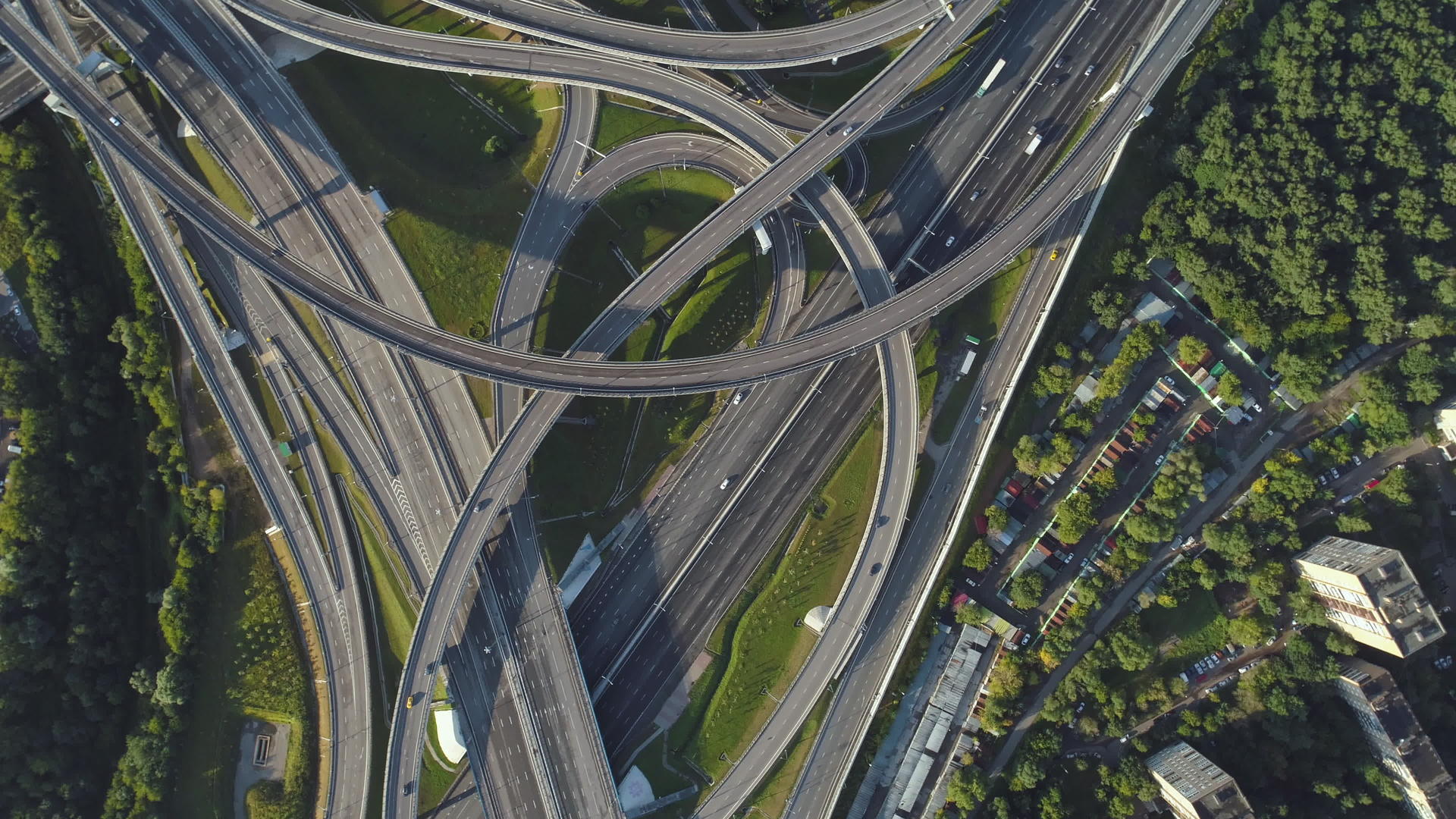 多级道路交叉口和汽车交通无人机在高空旋转空中垂直射击视频的预览图