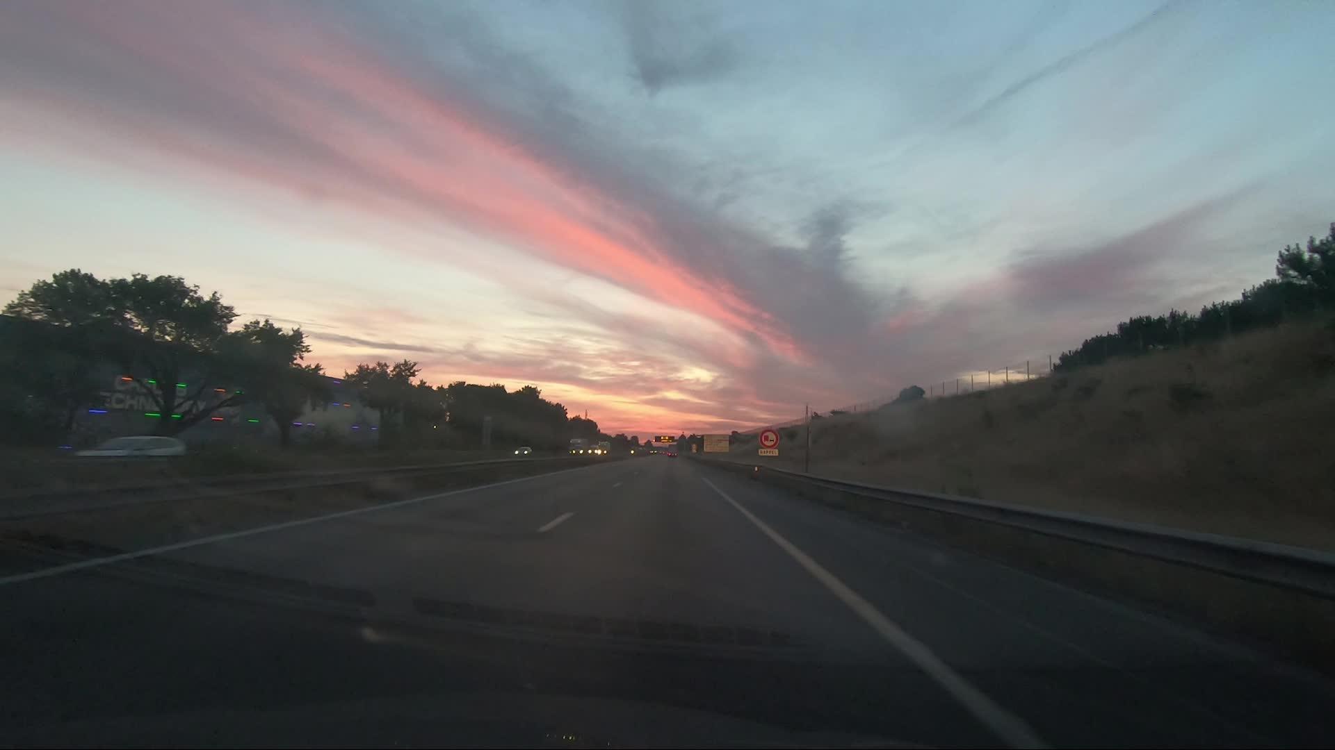 高速公路上的日出视频的预览图