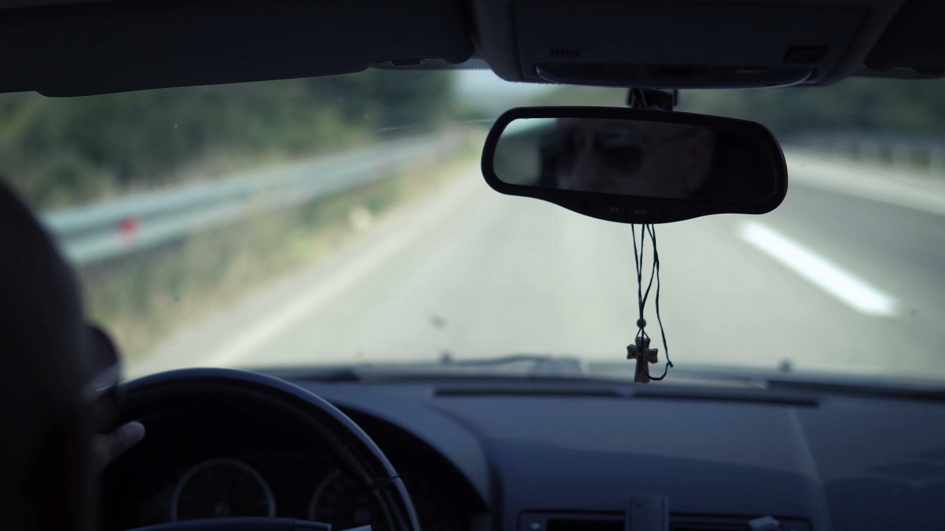 在高速公路上驾驶的秃头司机的后视镜视频的预览图