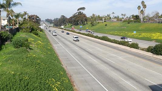 城市间高速公路交通和绿化视频的预览图