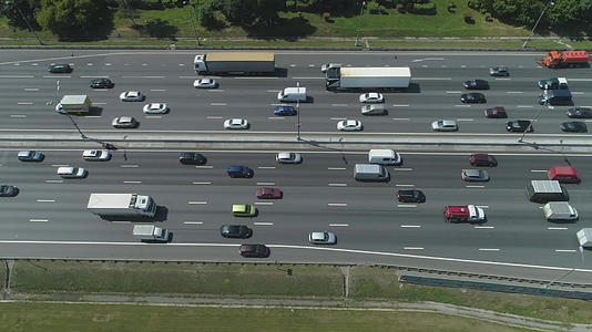 在阳光明媚的夏天城市高速公路上的汽车在空中观光视频的预览图
